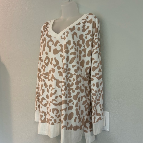 Honey Me soft long sleeve animal print top v neck L - Picture 2 of 3